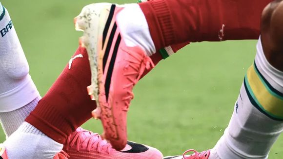 Rosa é minha cor favorita e agora também aparece nas chuteiras da Copa: de gloss a perfume, aqui vão 5 produtos de beleza com a cor que nunca sai moda