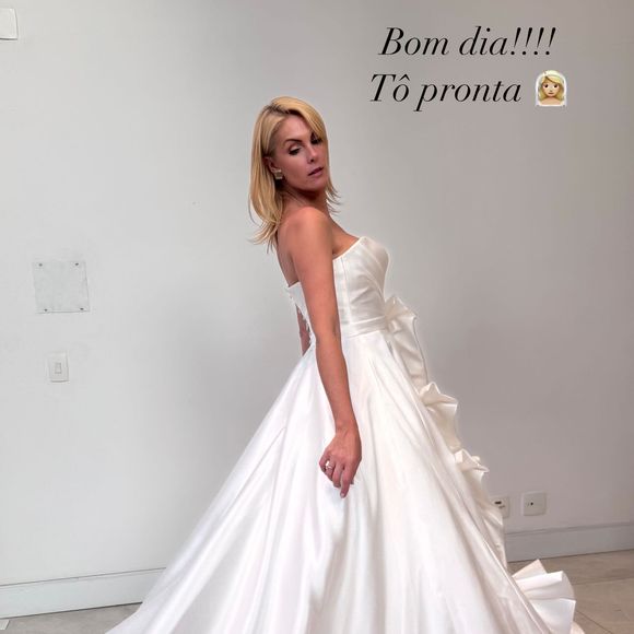 Neste sábado (24), Ana Hickmann surpreendeu ao posar usando um vestido de noiva deslumbrante com cauda gigante