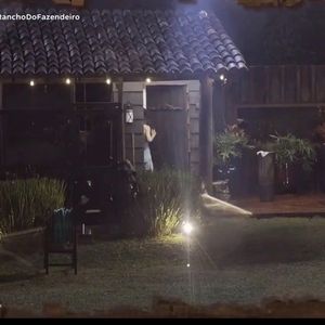 Michelle Barros e Shia protagonizaram um suposto beijo em 'A Fazenda 17'