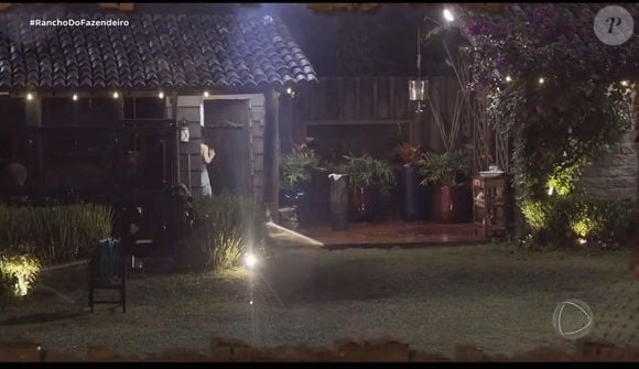 Michelle Barros e Shia protagonizaram um suposto beijo em 'A Fazenda 17'