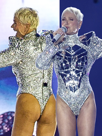 Com body metalizado, virilha cavada e bumbum exposto, Xuxa debocha de críticas ao look na estreia de sua turnê nacional 'O Último Voo da Nave': 'Quem não gostou continue...'