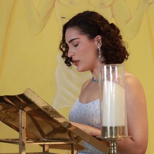 Filha de Renato Aragão fez uma leitura na missa de ação de graças dos 90 anos do pai