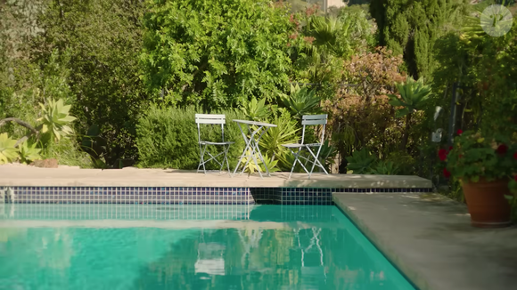 Jacob Elordi preza por um ambiente clean e confortável, como na sua área externa repleta de vegetações