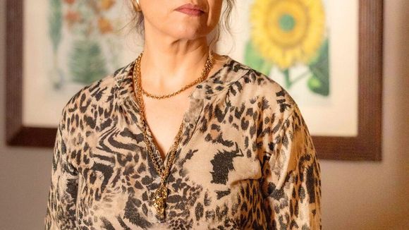 'O erro é o exagero': o duro alerta sobre figurino de Pilar na novela 'Quem Ama Cuida', segundo especialista de moda; vilã ricaça de Isabel Teixeira tem dinheiro, mas comete gafe fashion