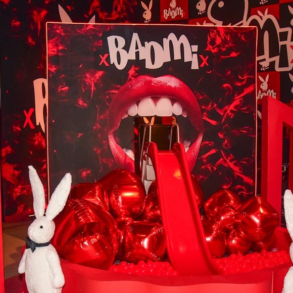 Escorregador em forma de boca e gaiola metálica foram algumas das atrações cenográficas que roubaram a cena e reforçaram o clima ousado da comemoração dos 27 anos da cantora