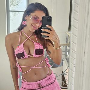 Anitta mostra que o crochê personalizado é a aposta certa para um look autêntico e cheio de personalidade