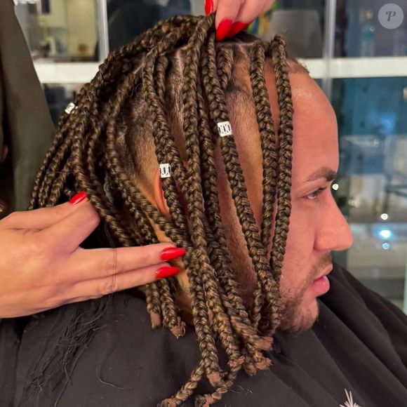 Para o evento, Neymar inseriu tranças em seu cabelo e compartilhou o resultado nas redes sociais