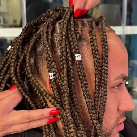 Para o evento, Neymar inseriu tranças em seu cabelo e compartilhou o resultado nas redes sociais