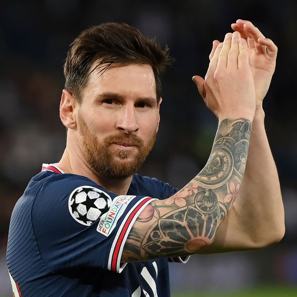 Lionel Messi é um futebolista argentino, considerado um dos maiores jogadores da história do esporte, recordista de prêmios Bola de Ouro. Na Copa do Mundo de 2026, ele defende a Seleção Argentina, sendo convocado para o seu sexto mundial e buscando o bicampeonato com a camisa 10