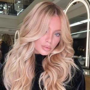O cabelo de Gabriely Miranda virou assunto entre as torcedoras da Copa do Mundo 2026. Segundo a especialista Natasha Pires, 'Hoje a mulher quer liberdade. Quer um cabelo sofisticado que acompanhe a rotina dela'