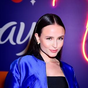 Larissa Manoela costuma aparecer de cabelo liso e castanho