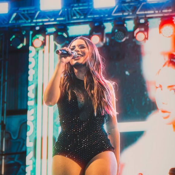 "Queria começar esse texto agradecendo primeiramente a Deus. Lembro do dia que achei que eu seria incapaz de voltar a exercer a minha profissão novamente, mas o Senhor me sustentou. 6 meses sem fazer shows e agora estou de volta!", começou.