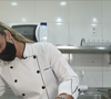 Depois de assado, corte o bolo de cenoura ao meio e recheie com o chocolate