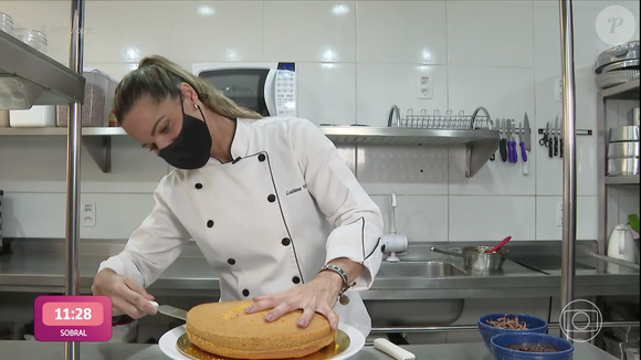 Depois de assado, corte o bolo de cenoura ao meio e recheie com o chocolate