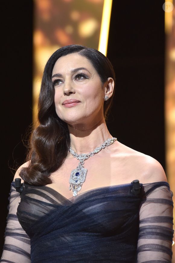 A atriz italiana Monica Bellucci é outro belo exemplo de que o cabelo comprido combina, sim, com mulheres 40+: hoje a artista tem 60 anos