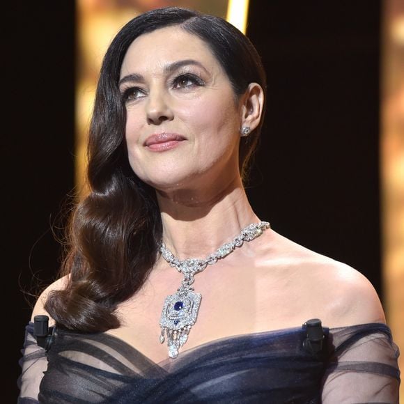 A atriz italiana Monica Bellucci é outro belo exemplo de que o cabelo comprido combina, sim, com mulheres 40+: hoje a artista tem 60 anos