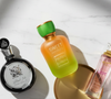 A técnica de 'layering', popular no Oriente Médio, vem conquistando espaço ao transformar perfumes acessíveis em combinações sofisticadas e cheias de personalidade