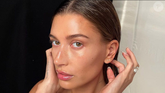 Hailey Bieber é uma das famosas internacionais mais famosas no mundo da maquiagem com uma 'pele de rica e descansada', também conhecida como pele com aspecto de vidro.