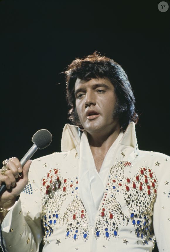 Elvis Presley morreu aos 42 anos, vítima de um ataque cardíaco fulminante em Graceland — o fim solitário de um ícone que incendiou multidões