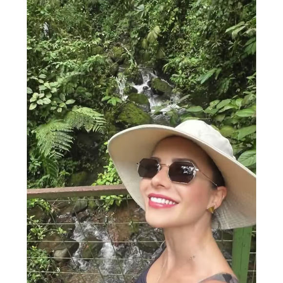 A cantora Sandy compartilhou algumas fotos de sua viagem à Costa Rica em seu perfil oficial na web.
