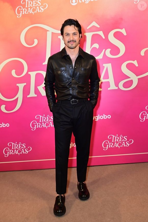 Policial Paulinho Reitz em 'Três Graças', você sabia que o galã Romulo Estrela mede 1,85m de altura?