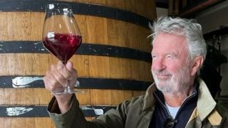 Nem chocolate, nem carnes nobres: astro de 'Jurassic Park' falecido aos 78 anos, Sam Neill transformou vinho em negócio de sucesso e tinha vinícola como refúgio. 'Paliativo'