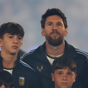 Messi chorou antes mesmo de entrar em campo para seu último jogo pela Argentina. No Monumental, o camisa 10 foi acompanhado pelos filhos Thiago, Mateo e Ciro e recebeu uma homenagem diante de mais de 80 mil torcedores