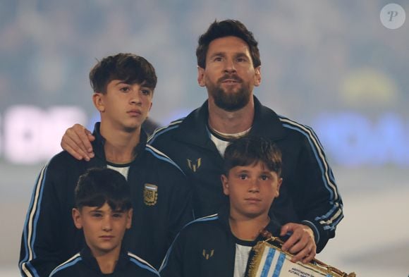 Messi chorou antes mesmo de entrar em campo para seu último jogo pela Argentina. No Monumental, o camisa 10 foi acompanhado pelos filhos Thiago, Mateo e Ciro e recebeu uma homenagem diante de mais de 80 mil torcedores
