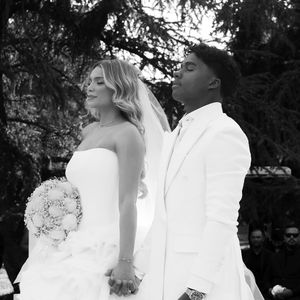 O buquê, composto por flores brancas delicadas, complementou a proposta clean e elegante.