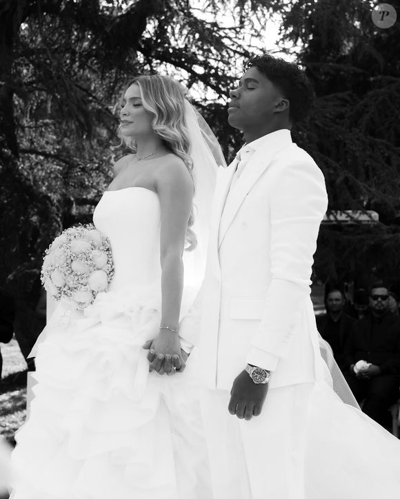 O buquê, composto por flores brancas delicadas, complementou a proposta clean e elegante.