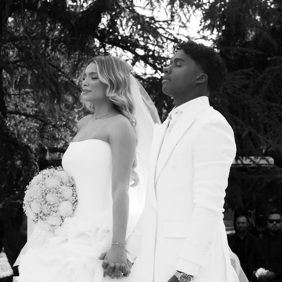 O buquê, composto por flores brancas delicadas, complementou a proposta clean e elegante.