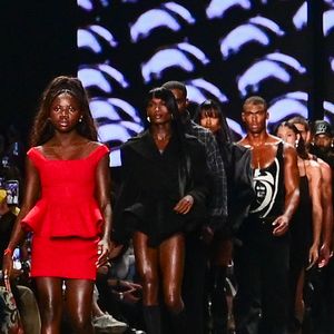 Titi, filha mais velha de Giovanna Ewbank e Bruno Gagliasso, fez sua grande estreia nas passarelas neste sábado (18)