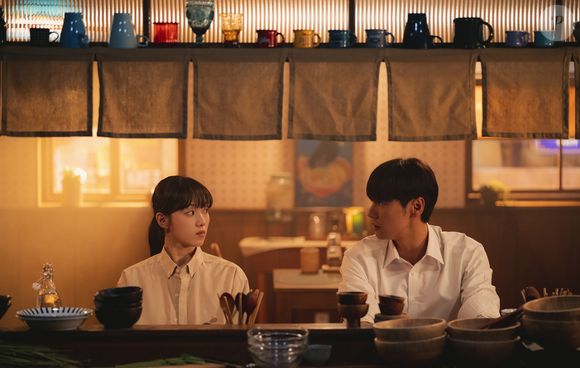 'Call It Love': uma mulher é expulsa de casa pela amante do falecido pai e tenta se vingar usando o filho dela