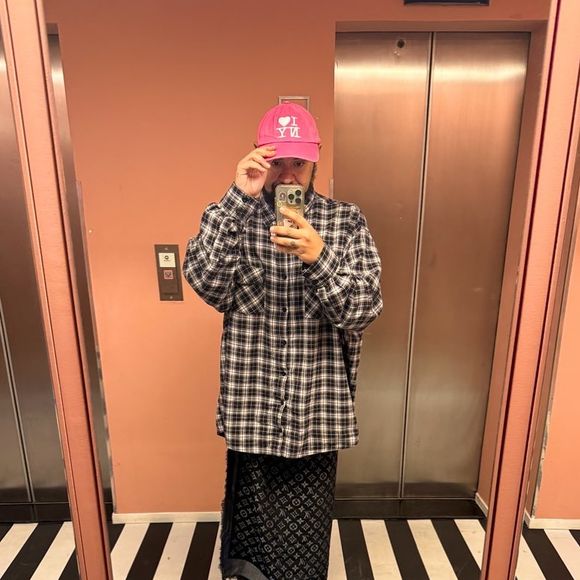 “A gente se ama! A gente sempre questiona que onda é essa que a gente tem, que engloba tudo isso! Um sentimento de amizade com plus infinitos de afetos e coisuxas! A gente se encontrou na rua e tá vivendo a vida bem! É meio isso!”.