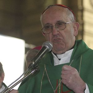 2010: Papa Francisco fala durante missa contra o tráfico na estação de trem de Constitución