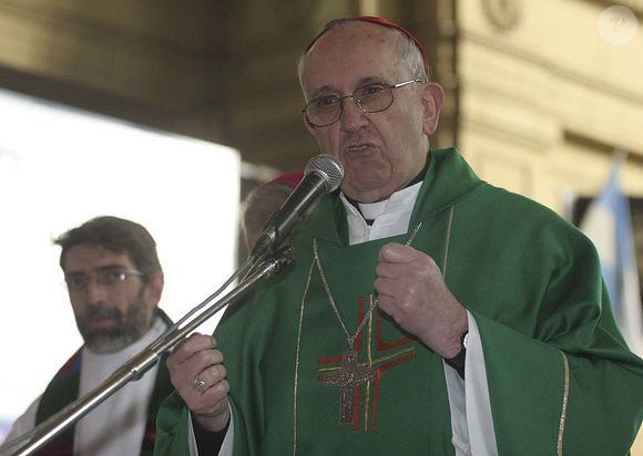 2010: Papa Francisco fala durante missa contra o tráfico na estação de trem de Constitución
