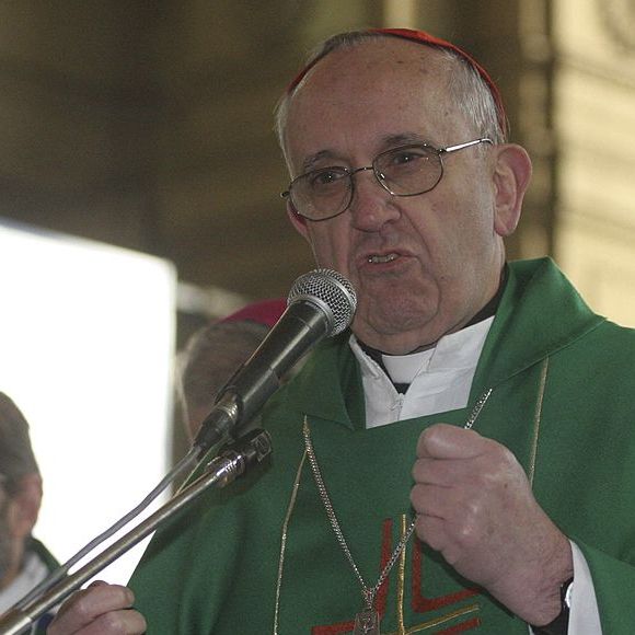 2010: Papa Francisco fala durante missa contra o tráfico na estação de trem de Constitución