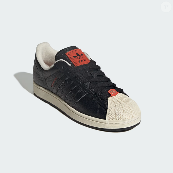 Os novos tênis Adidas pretos custam  130 euros na gringa