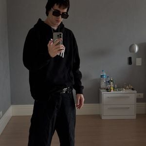 Fiuk: ‘Eu realmente queria ter entregado a rosa primeiro pra você, mas quando eu vi já não dava mais tempo… Eu tinha que voltar pro pedestal do microfone’