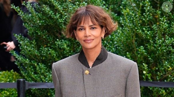O cabelo com frizz também pode ser penteado sem a necessidade de deixá-lo completamente liso e chapado. A cabeleireira Gema Casas propõe aproveitar parte desse volume e dar forma aos fios, adaptando a técnica ao tipo de cabelo, seja ele liso, ondulado ou cacheado