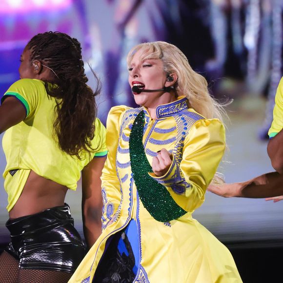 Homenagem de Lady Gaga se estendeu a 'How Bad Do You Want Me', com um look amarelo