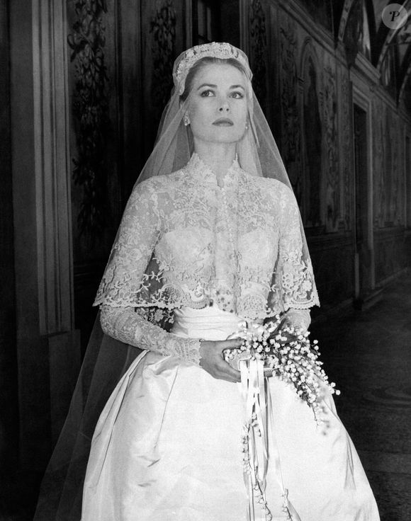 A mesma Helen Rose também assinou o lendário vestido de noiva de Grace Kelly em 1956 com príncipe Rainier, reforçando o prestígio da suposta referência escolhida pela cantora pop americana