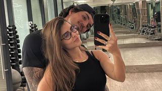 Gabriel Medina publica foto sugestiva com a namorada e ultrassom curioso levanta suspeitas de gravidez. Veja as fotos!