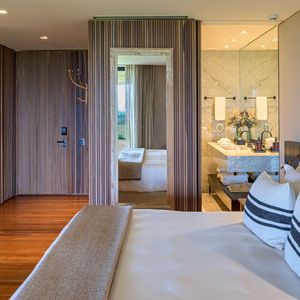 Conforto máximo! As suítes do hotel contam com lençóis de algodão egípcio 300 fios e travesseiros de pluma de ganso.