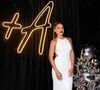 Maisa Silva celebrou a chegada dos 24 anos com um look sofisticado que misturou vestido branco brilhante, recortes estratégicos e maquiagem marcante. A atriz apostou em rabo de cavalo sleek e batom vinho intenso para a festa em São Paulo