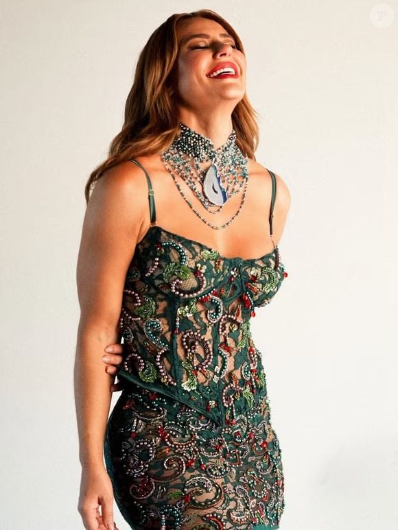 Detalhes em arabescos reforçam o acabamento manual da peça usada pela Paolla Oliveira