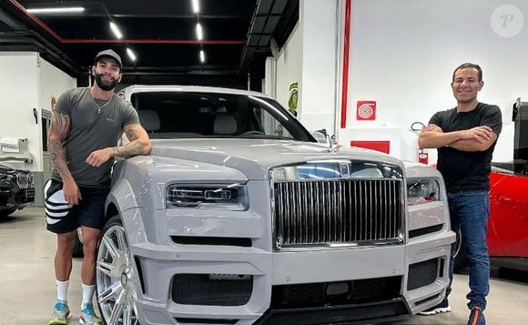 Carros de alto padrão, como Rolls-Royce Cullinan, o mesmo modelo adquirido por Gusttavo Lima, reforçam o padrão de vida milionário mantido nos Estados Unidos