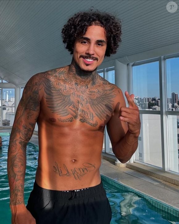 MC Livinho abriu o perfil para mostrar detalhes exclusivos de sua rotina de shows e treinos