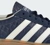 Criado originalmente em 1979 para jogadores de handeball de alto nível, o Handball Spezial da Adidas deixou as quadras ao longo das décadas para se transformar em um clássico do estilo urbano