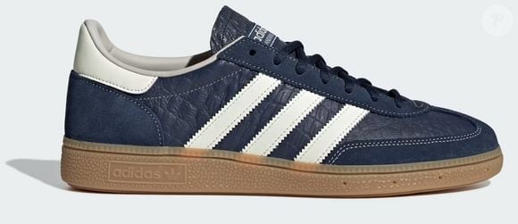 Criado originalmente em 1979 para jogadores de handeball de alto nível, o Handball Spezial da Adidas deixou as quadras ao longo das décadas para se transformar em um clássico do estilo urbano